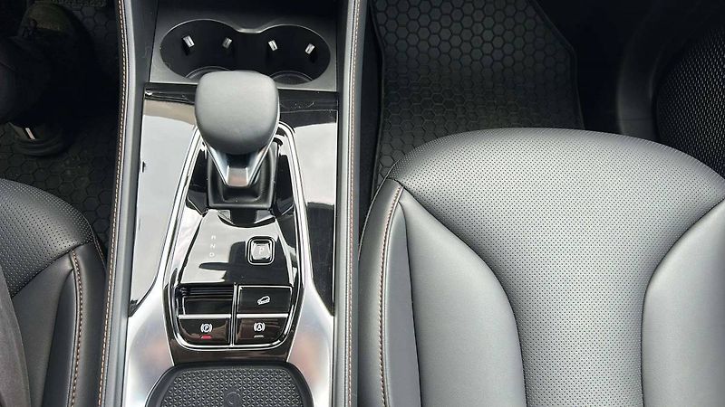MG HS EXCLUSIVE Hybrid+ 1.5T (165 kW - fotka 18 z 28