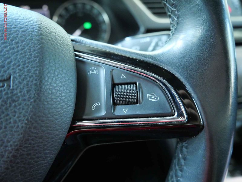 Škoda Superb (2015) 2.0 TDi, ČR, Style, DSG - fotka 19 z 21