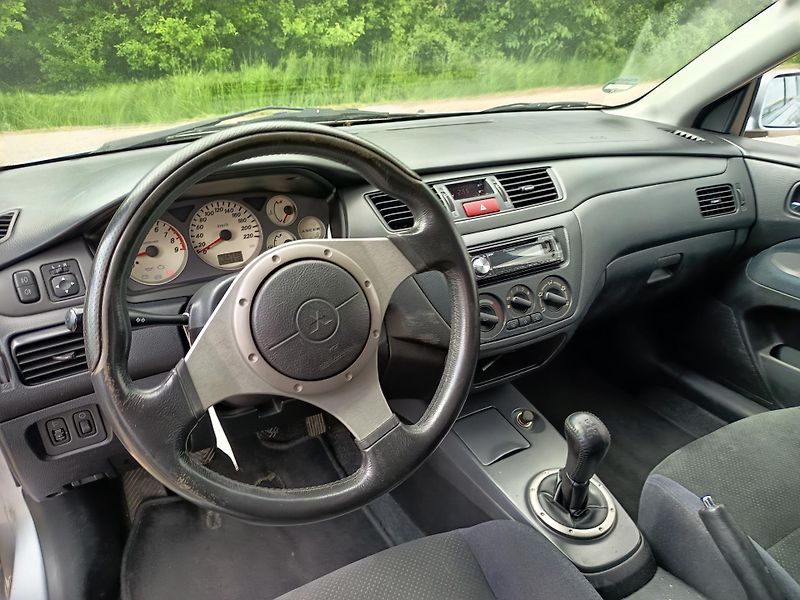 Mitsubishi Lancer (2005) 2.0 16v 100kw - fotka 31 z 45