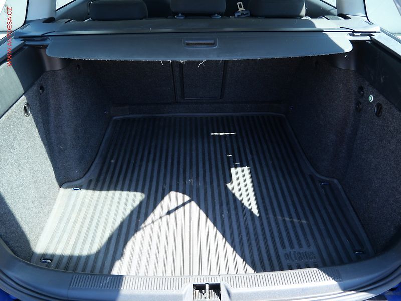 Škoda Octavia (2010) 1.6TDi, ČR, Ambiente, TZ - fotka 7 z 19