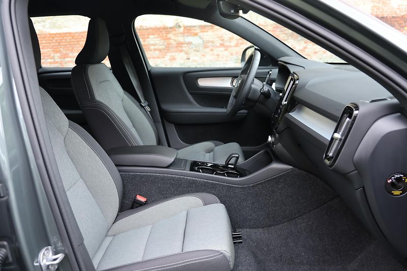 Volvo XC40 (2025) Plus, B3 Mild hybrid,rezervace - fotka 10 z 19