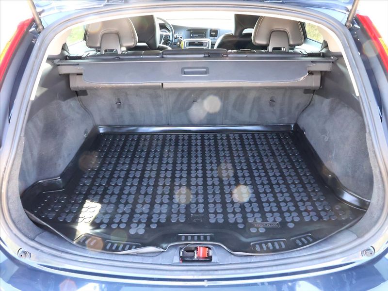Volvo V60 2,4 D4 V5 Aut. AWD R-design - fotka 10 z 32