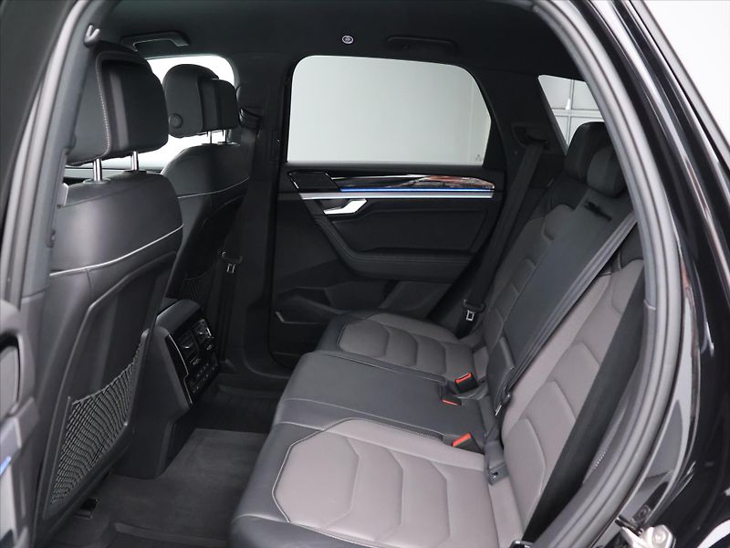 Volkswagen Touareg 3,0 TSI 250 kW 4x4 CZ R-line - fotka 14 z 29