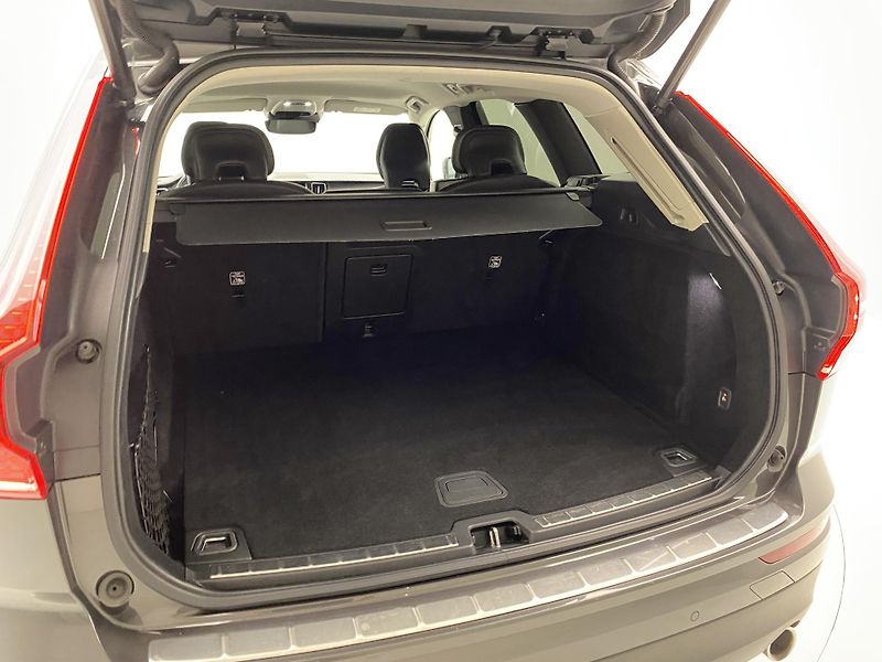 Volvo XC60 B4 AWD MOMENTUM REZERVACE - fotka 6 z 47