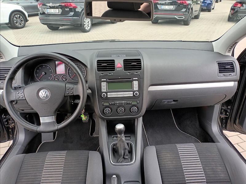 Volkswagen Golf 1,6 MPI,75KW,VÝHŘEV,DIGIKLIMA - fotka 11 z 39