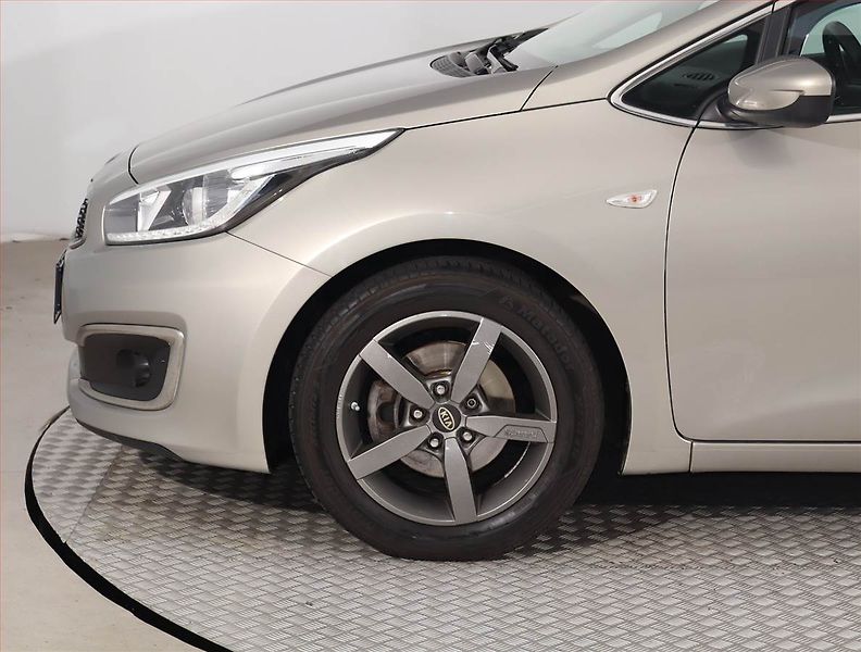Kia Ceed (2016) Silver 1.4 CVVT, Serv.kniha - fotka 14 z 15