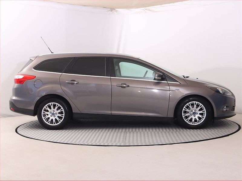 Ford Focus (2013) 1.6 TDCi, Serv.kniha, nová STK - fotka 6 z 16