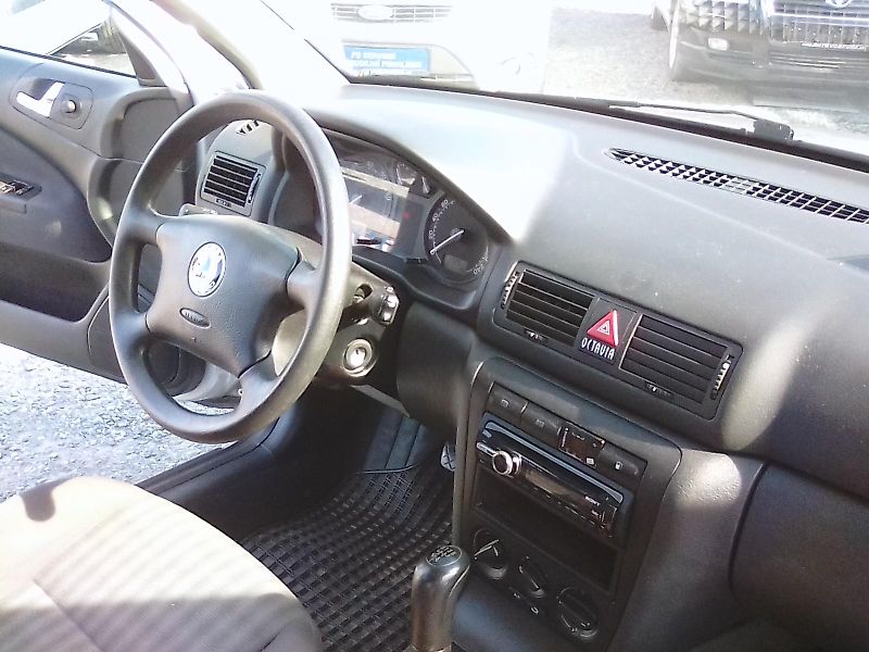 Škoda Octavia (2003) 2.0i , jede dobře - fotka 17 z 28