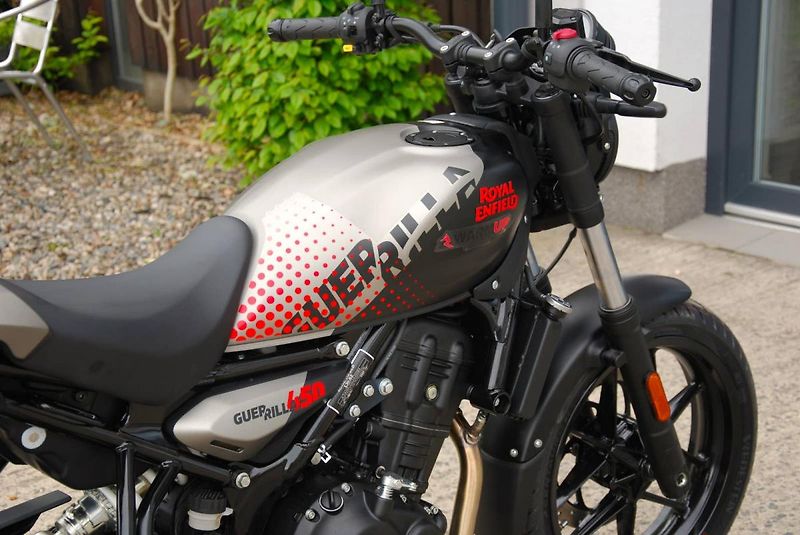Royal Enfield (2026) Guerrilla 450 Apex Black - fotka 16 z 25
