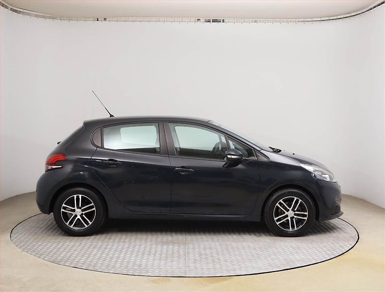Peugeot 208 (2018) 1.2 PureTech, ČR,1.maj - fotka 6 z 17