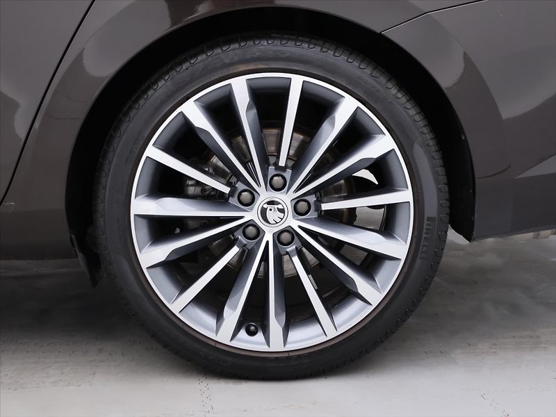 Škoda Superb 2.0 TDI 140kW 4x4 Style CZ - fotka 33 z 40