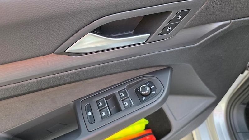 Volkswagen Golf (2023) 1.5 TSI 110kW Style - fotka 15 z 34