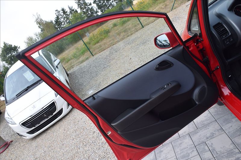 Honda Jazz 1,3 i 57KW NOVÁ STK BEZ KOROZE - fotka 28 z 45