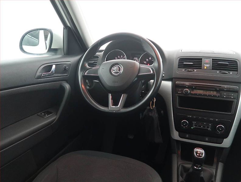 Škoda Yeti (2014) 2.0 TDI, 4X4, Park. senzory - fotka 7 z 16