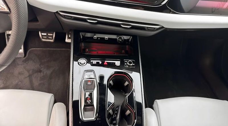 Audi A5 Avant 2.0 e-hybrid Q 360 kam. - fotka 19 z 23