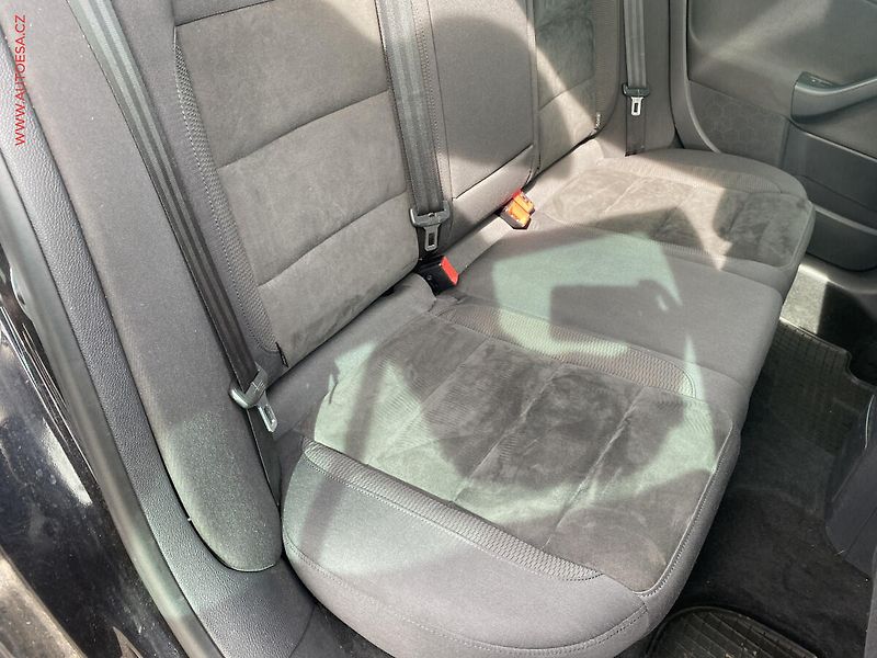 Volkswagen Golf (2010) 1.4TSi, AC, výhřev sed. - fotka 11 z 20