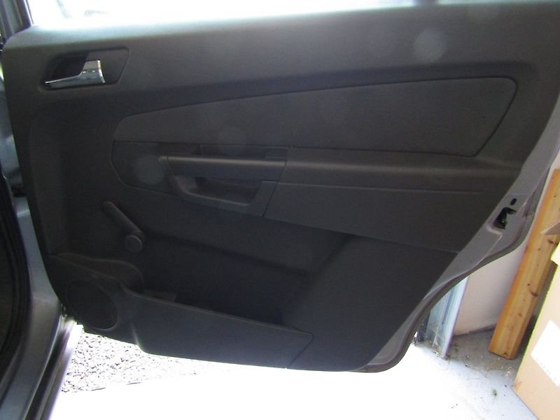 Opel Zafira (2006) 1.9 CDTi 88kW - fotka 23 z 33