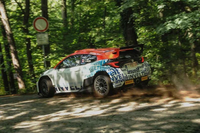 V rámci přípravy na víkendový 53. ročník Barum Czech Rally Zlín absolvovala třicítka pilotů úterní test na trati Ludkovice - Biskupice.