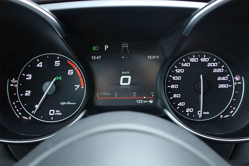 Alfa Romeo Giulia (2017) 2.0 Turbo - fotka 11 z 26