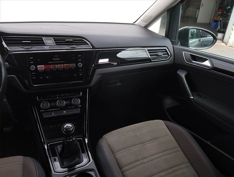 Volkswagen Touran (2018) Highline 2.0 TDI, Serv.kniha - fotka 8 z 19