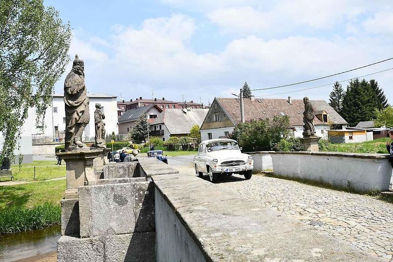 Historická vozidla a motorky projely v sobotu Českým lesem v rámci vyjížďky zvané Po pašeráckých stezkách.