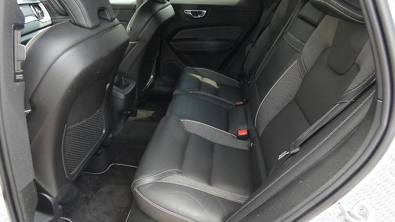 Volvo XC60 B4 AWD R Design - fotka 18 z 24
