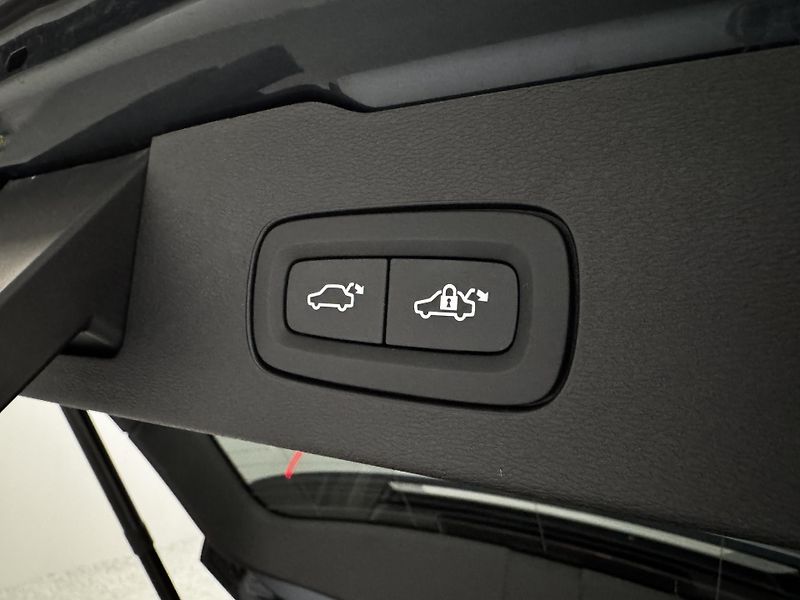 Volvo V60 B4 DARK PLUS AUT  - fotka 26 z 49