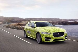 Jaguar XF Sportbrake v tenisové kamufláži.