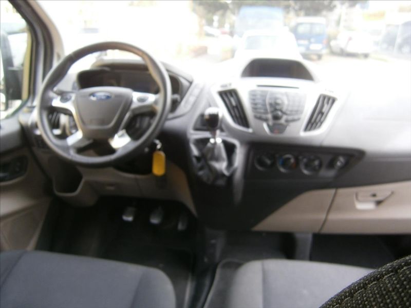 Ford Tourneo Custom 2,2 TDCI - fotka 17 z 26