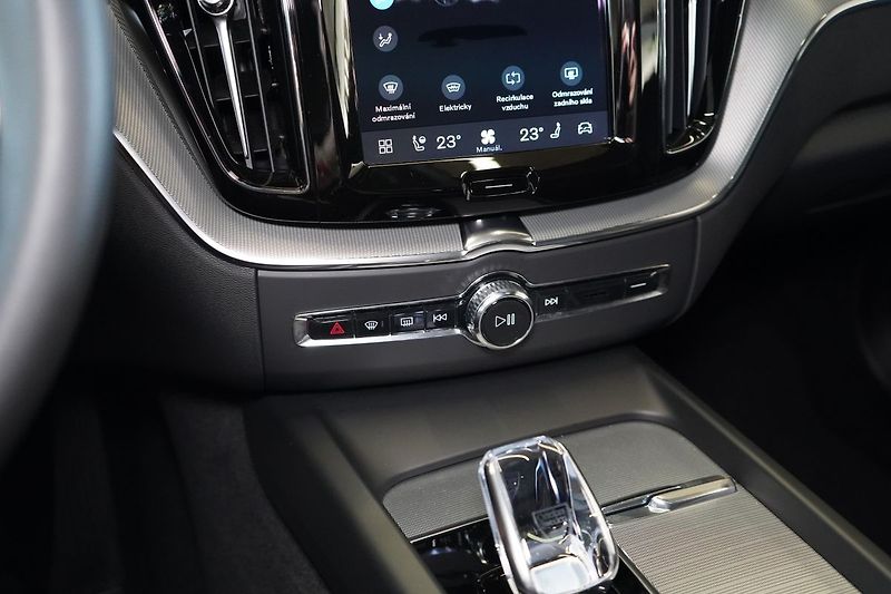 Volvo XC60 T8 PLUS Black Edition, 360°,HK - fotka 37 z 47
