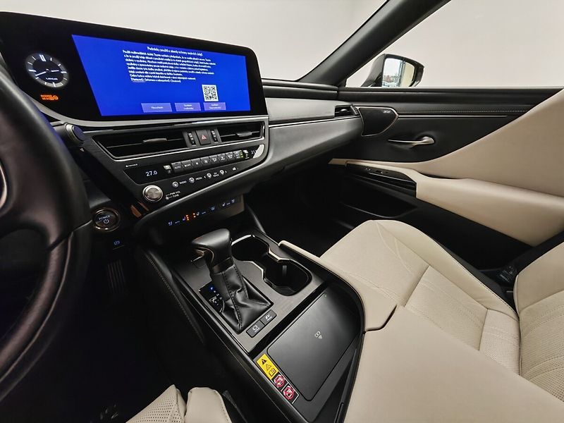 Lexus ES 300h Prestige Plus - fotka 45 z 49