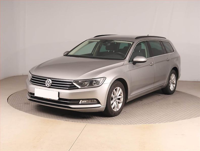 Volkswagen Passat (2016) 2.0 TDI, Automat, Navi - fotka 2 z 17