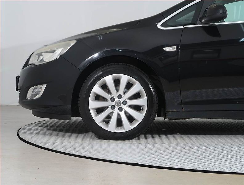Opel Astra (2010) 1.4 T, po STK, dobrý stav - fotka 14 z 17