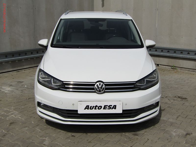 Volkswagen Touran (2016) 2.0 TDi, ČR, DSG, TZ, park - fotka 2 z 20