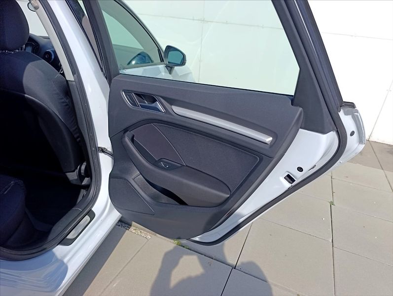 Audi A3 1,6 TDi Bi-xenon,Navi,Tempomat - fotka 22 z 34