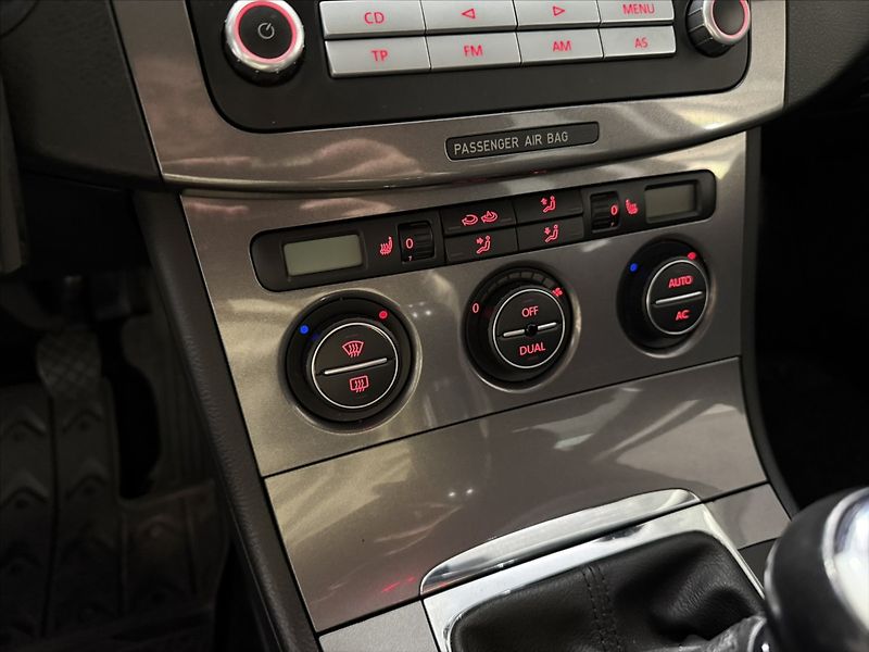 Volkswagen Passat 1,6   i KLIMA VÝHŘEV PO STK - fotka 10 z 16