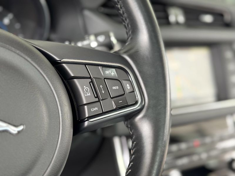 Jaguar XF 20d AUT*Panorama*Distronic - fotka 29 z 43