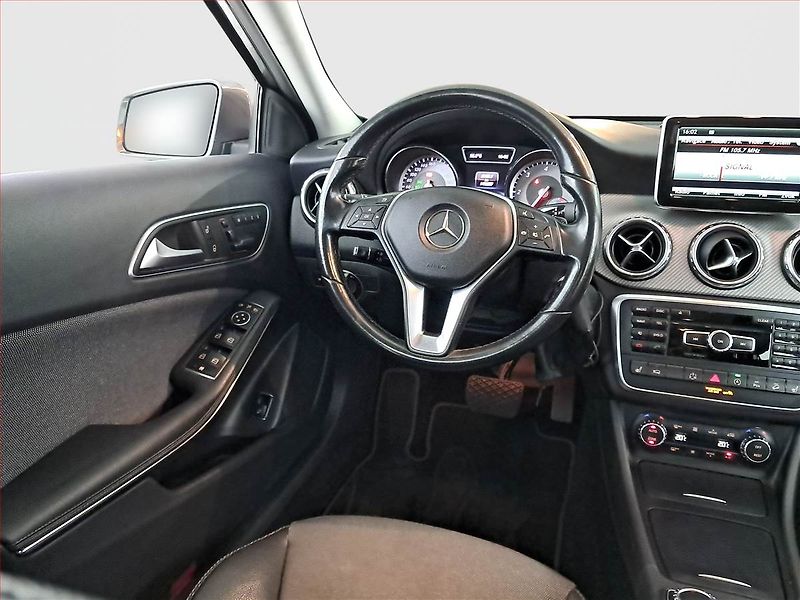 Mercedes-Benz GLA (2015) 220 CDI 4MATIC, 4X4 - fotka 7 z 23