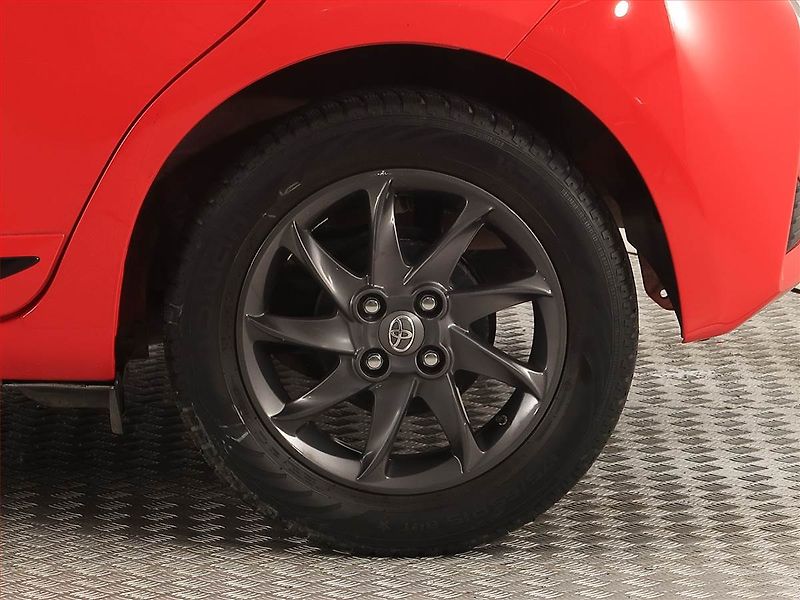 Toyota Yaris (2017) 1.5 Dual VVT-i, Serv.kniha - fotka 14 z 17