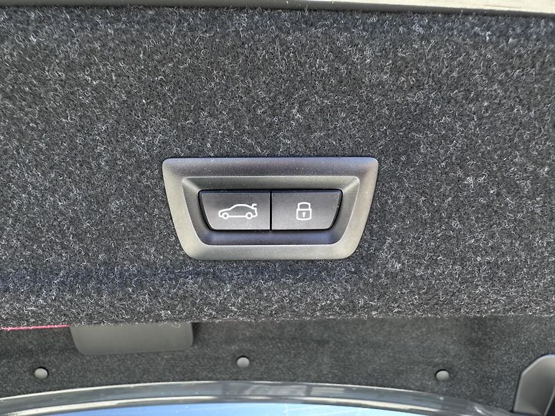 BMW Řada 3 330i M-Sport - fotka 30 z 31