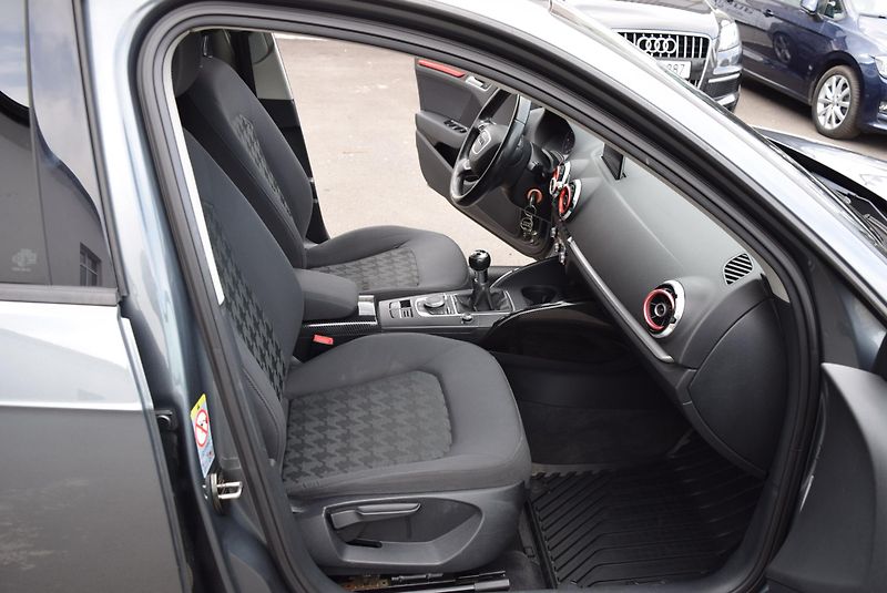 Audi A3 (2014) 1.2TSI 77kw AMBIENTE NAVI VÝHŘ - fotka 32 z 45