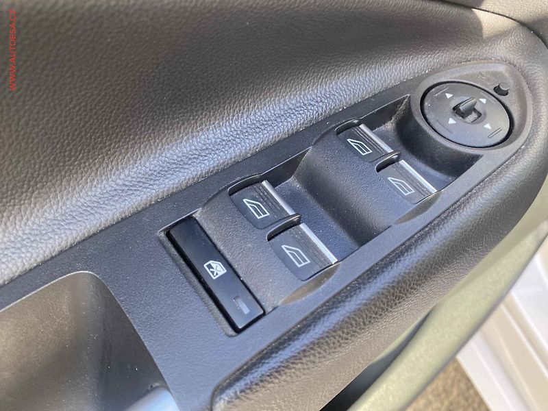 Ford Kuga (2017) 2.0 TDCi, ST-Line, TZ, panor - fotka 13 z 18