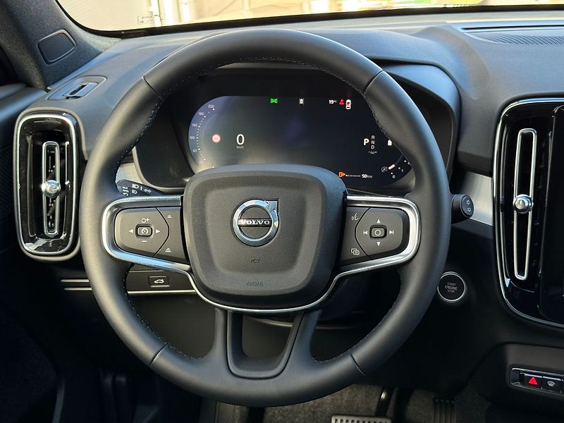 Volvo XC40 PLUS B3, ACC ,BLIS ,FULL LED - fotka 21 z 22