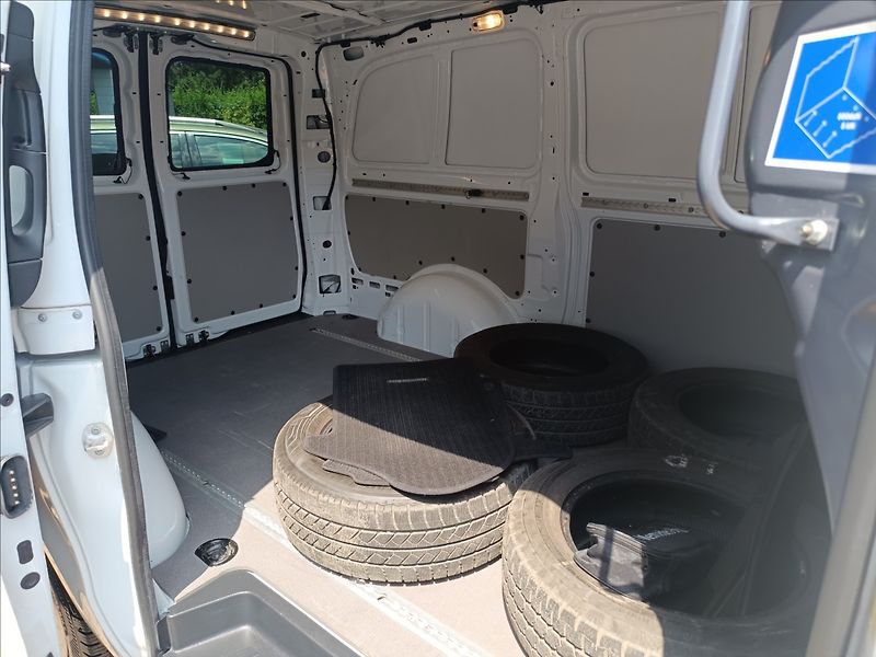 Mercedes-Benz Vito 1,6 111 CDi Nosnost 1050kg - fotka 13 z 23
