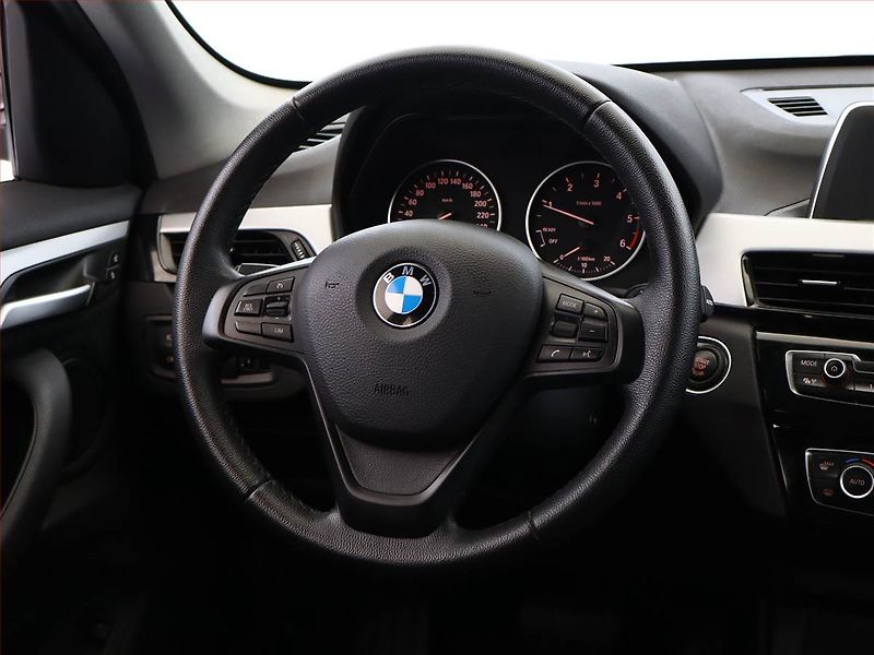 BMW X1 (2017) xDrive18d, 4X4, Automat, ČR - fotka 14 z 17