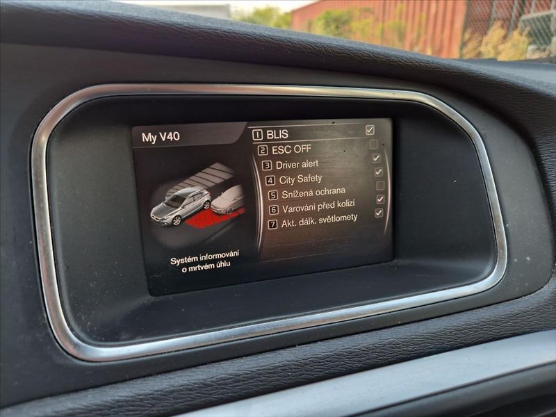 Volvo V40 2,0 D3 Cross Country - fotka 20 z 20