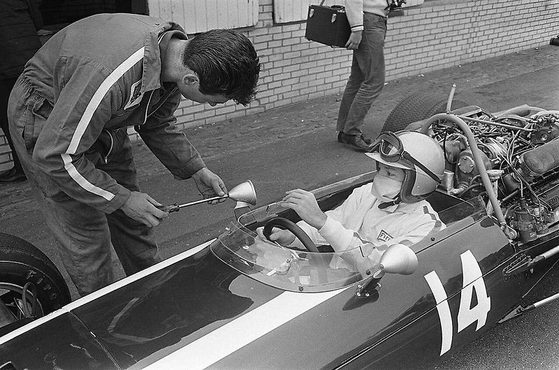 Pedro Rodríguez s BRM na trati před Jacky Ickxem na Ferrari.