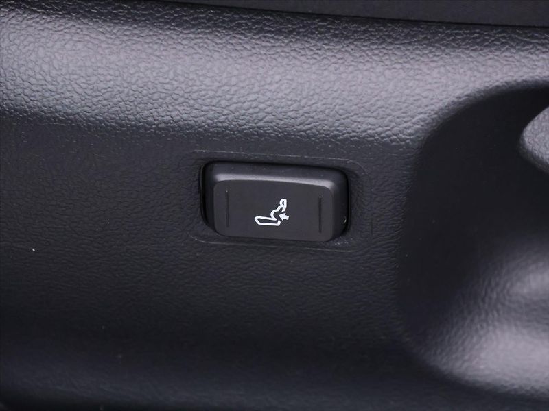 Toyota Corolla 1,5 VVT-i Aut. Comfort CZ DPH - fotka 15 z 30