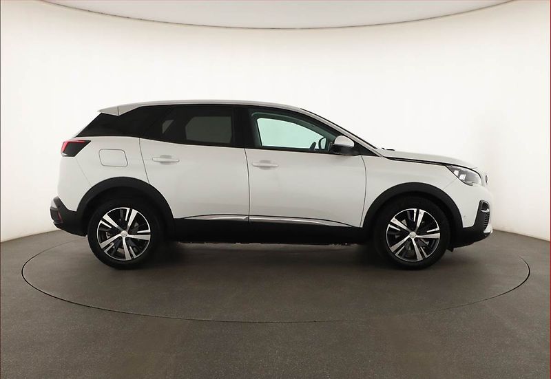 Peugeot 3008 (2020) 1.2 PureTech, ČR,1.maj - fotka 6 z 21