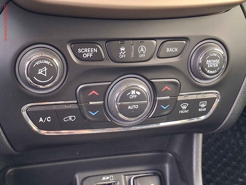 Jeep Cherokee (2015) 2.0 MJT 4x4, Limited, AT, - fotka 17 z 20